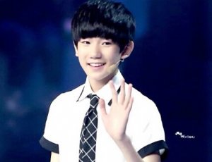 【易烊千玺】<em>tfboys</em>易烊千玺弟弟女朋友家庭背